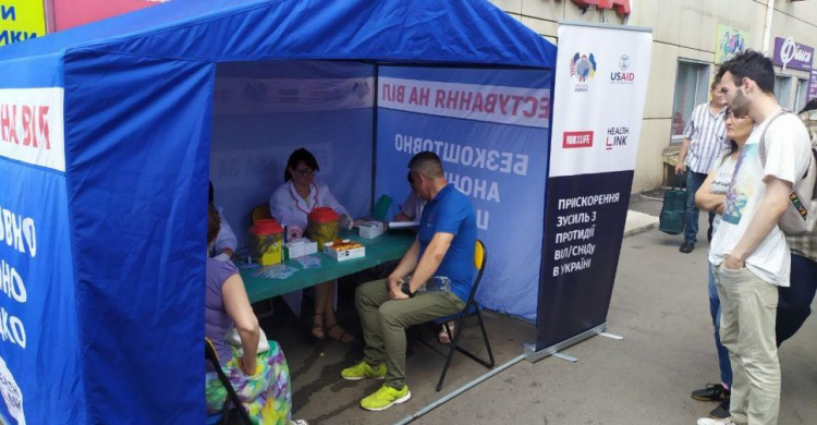 По-быстрому: в Кривом Роге жители могут узнать свой ВИЧ-статус прямо на рынке (фото)