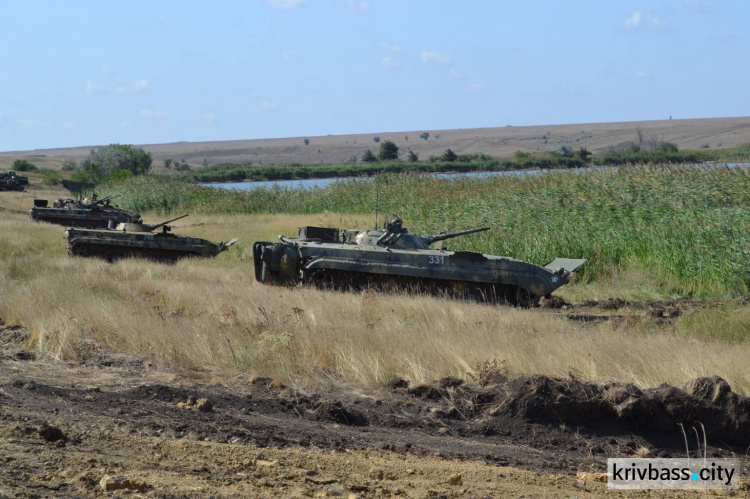  БМП и танки воды не боятся - доказано танкистами 17-й танковой бригады Кривого Рога (ФОТО)