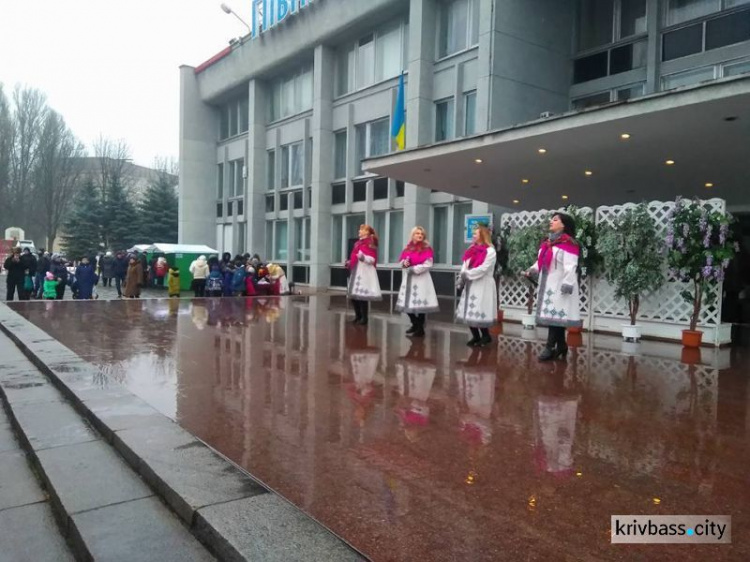 В Кривом Роге угощали блинами и сжигали чучело (ФОТО+ВИДЕО)