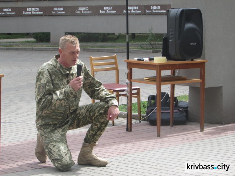 В Кривом Роге замкомбата стал на колени перед родственниками погибших под Иловайском (ФОТО)