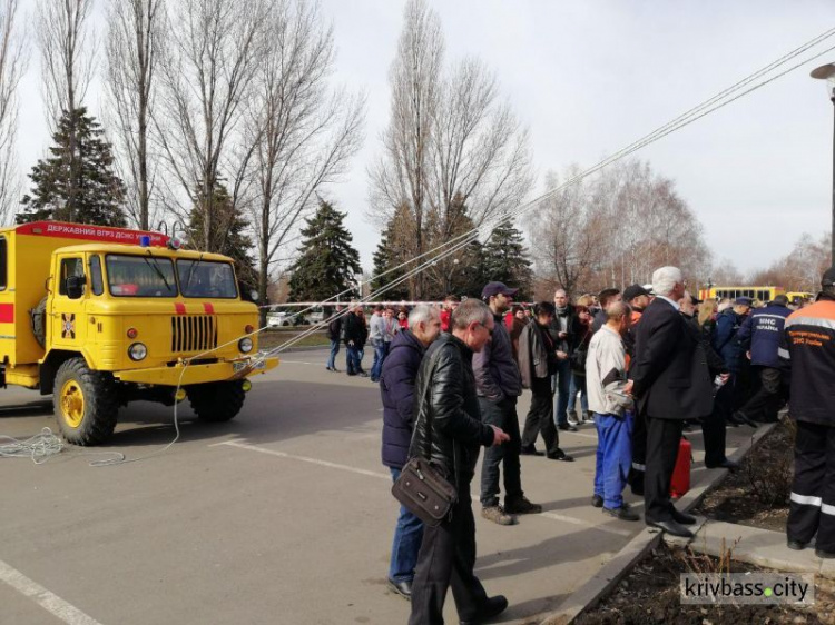 В Кривом Роге прошли учения: спасатели эвакуировали людей из торгово-развлекательного центра (ФОТО)