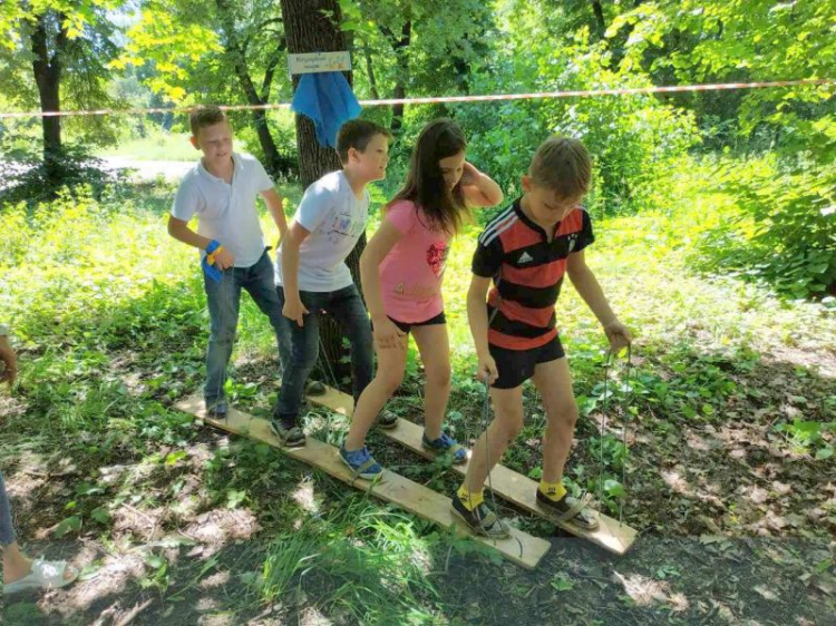 Лето должно быть веселым: в Кривом Роге среди школьников прошла городская игра "Котигорошок" (фото)