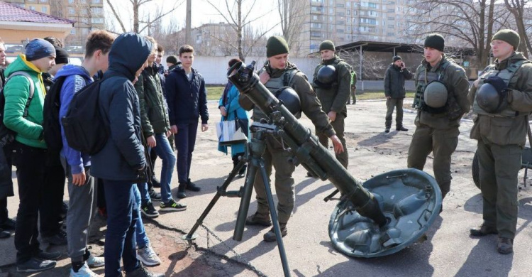 Воинская служба изнутри: в части 3011 Кривого Рога состоялся День открытых дверей