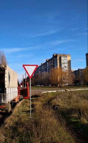 Не успели постоять: в Кривом Роге украли установленные дорожные знаки