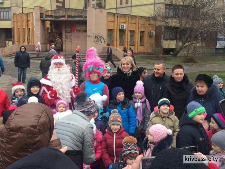 В микрорайоне Восточный-1 в Кривом Роге открылась новогодняя ёлка (ФОТОФАКТ)