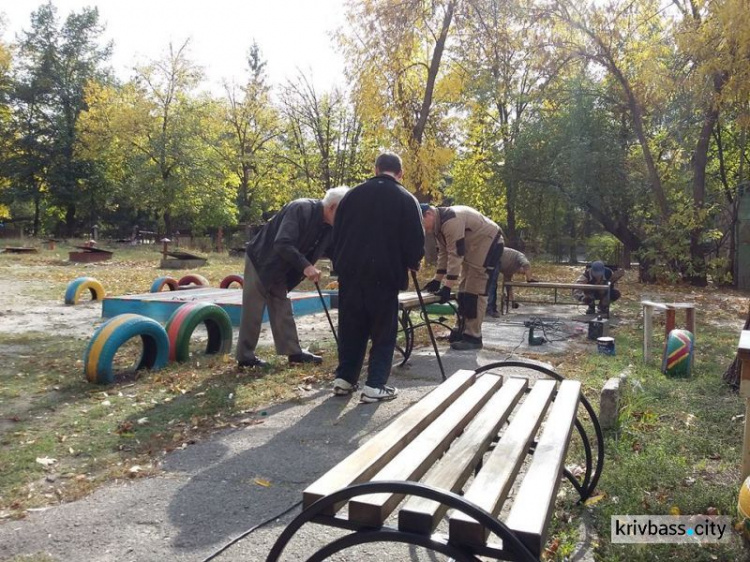 На придомовых территориях в Кривом Роге появились 186 новых лавочек (ФОТО)