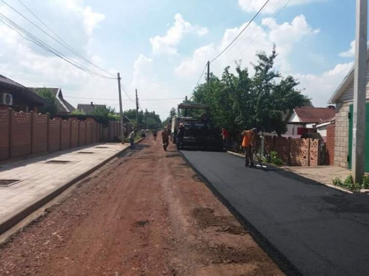 В одном из районов Кривого Рога во дворах жилых домов продолжают асфальтировать улицы (ФОТОФАКТ)