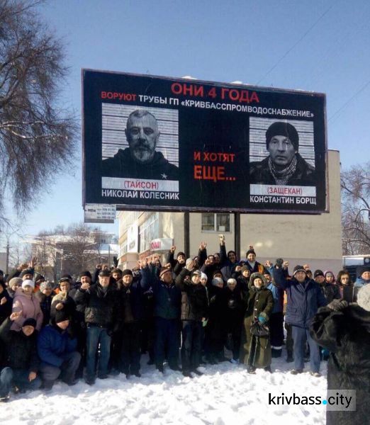 В Кривом Роге сотрудники КПВС разбили в пух и прах "грязные технологии", а чтобы попасть на брифинг вылезали в окно