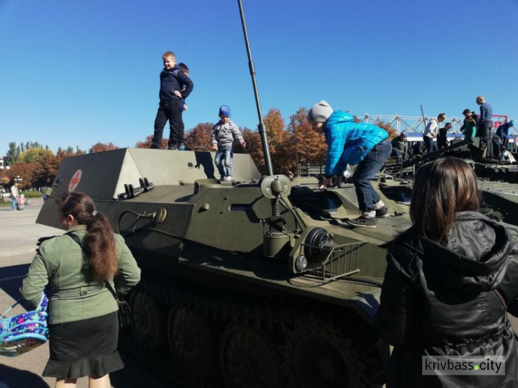 Танки, артиллерийские комплексы, минометы: в Кривом Роге проходит выставка военной техники (ФОТО)