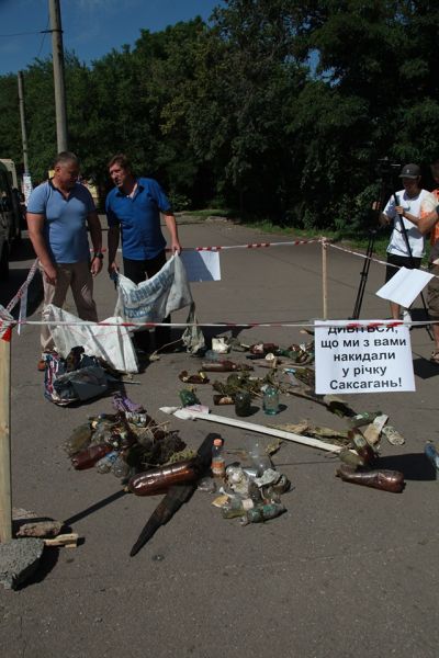 В Кривом Роге с мусором в реке боролись журналисты и водолазы