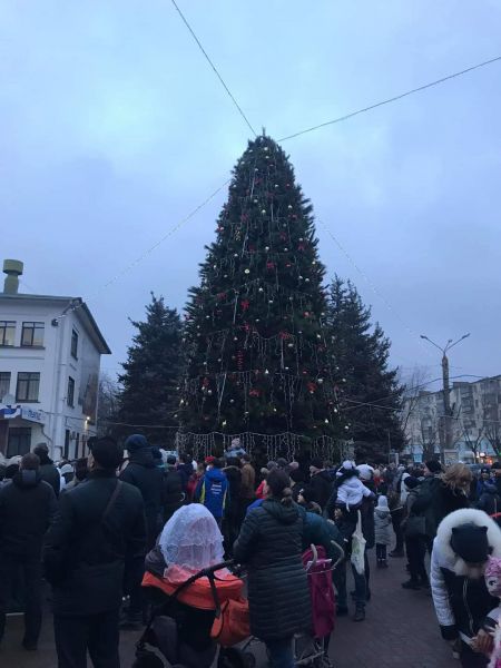 Ярко и весело: в Покровском районе Кривого Рога открыли елочный городок (фото)