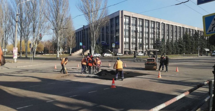 В Кривом Роге ограничено движение транспорта из-за ремонтных работ на дорогах ( фотофакт)