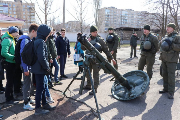 Воинская служба изнутри: в части 3011 Кривого Рога состоялся День открытых дверей