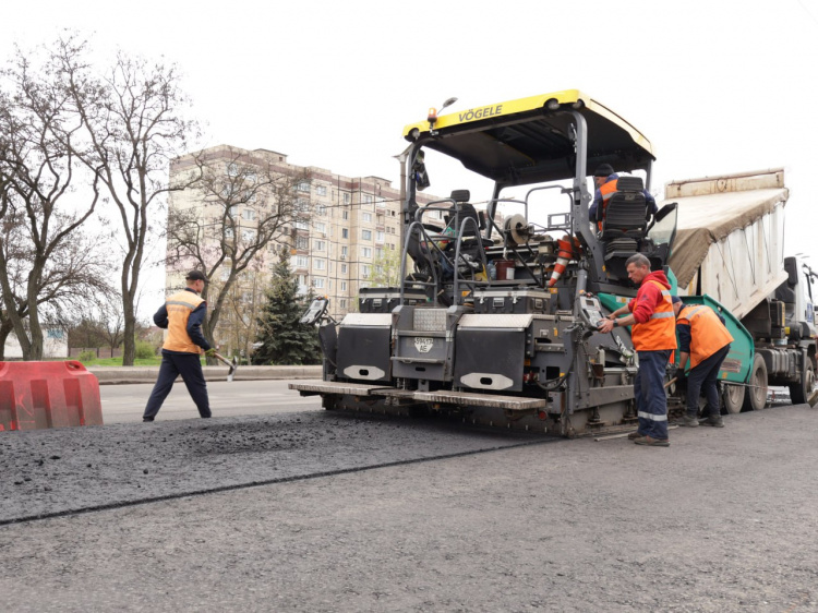 Ремонт доріг триває: у Кривому Розі відновлюють автомагістралі, якими рухається транзитний транспорт через місто