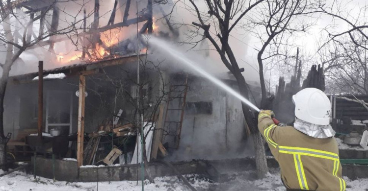 В Кривом Роге в одном из районов горела баня (ФОТО)