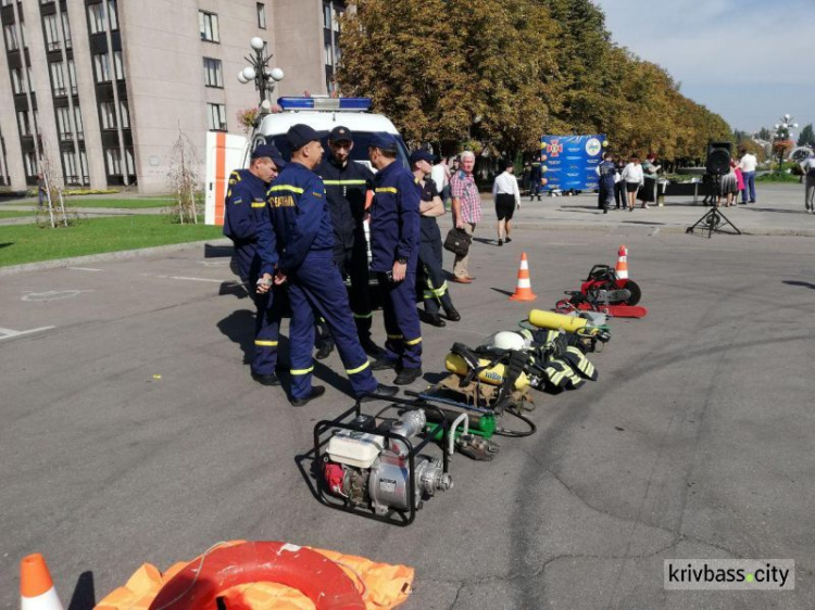 Всегда готовы прийти на помощь: в Кривом Роге ко Дню спасателя организовали праздник (ФОТО)