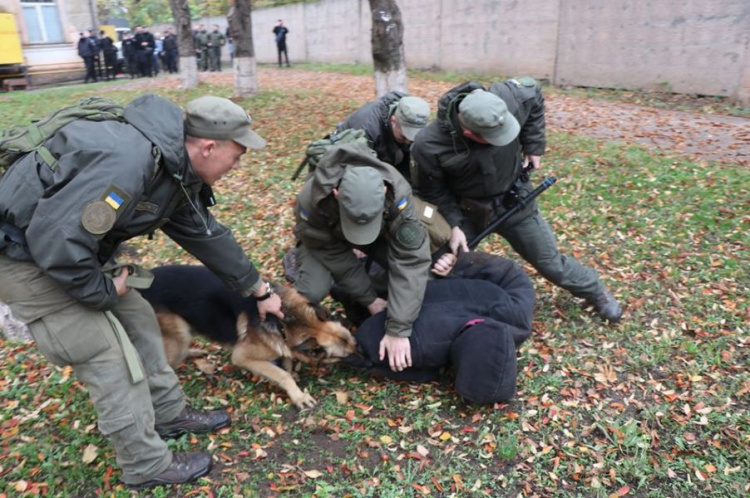 В Кривом Роге полиция и Нацгвардия подавили бунт в суде и оказали помощь потерпевшим