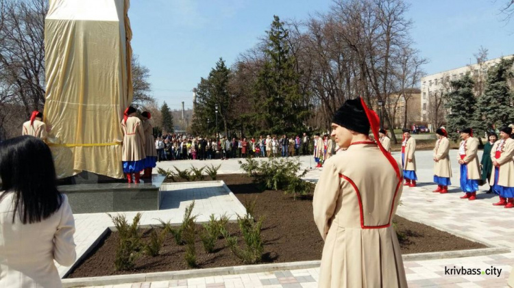 В Кривом Роге прошло торжественное открытие скульптуры (ФОТОРЕПОРТАЖ, ВИДЕО)