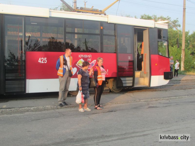 В Кривом Роге отчаявшиеся жильцы перекрыли движение в двух районах города, требуя восстановить электроснабжение (фото)