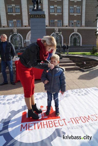 Микрофон, овации зрителей и памятные подарки: как криворожане проявили свои вокальные способности (ФОТО)