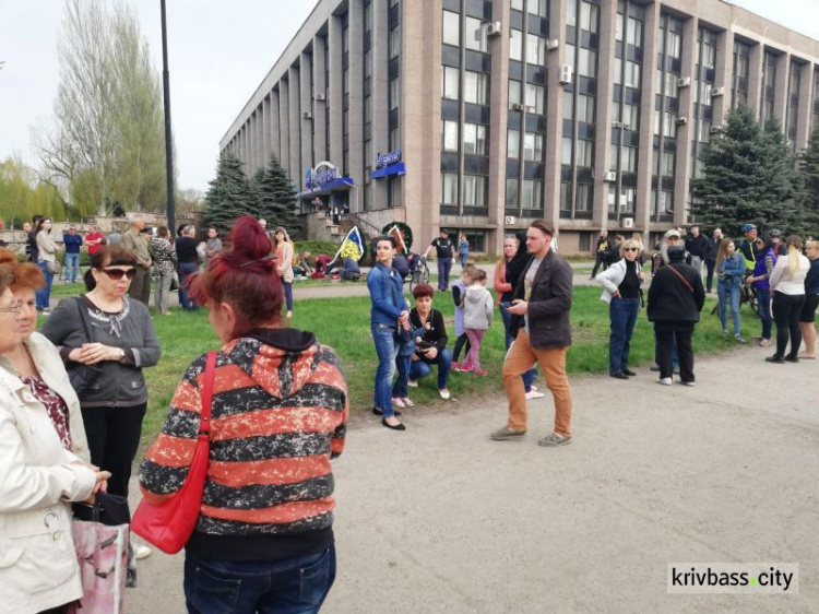 Жители Кривого Рога в знак скорби несут цветы и венки к месту трагедии