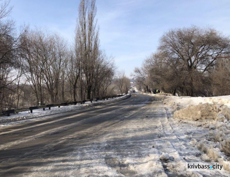 Авария в Кривом Роге: внедорожник вылетел в кювет и свалил столб (ФОТО)