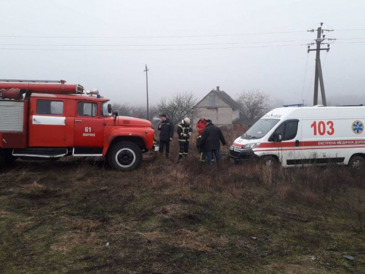 Витягали на буксирі: криворізькі рятувальники визволили медичну бригаду швидкої