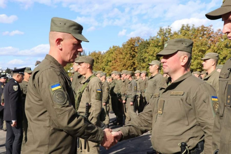 В Кривом Роге нацгвардейцам вручили сертификаты Донецкого юридического института (фото)