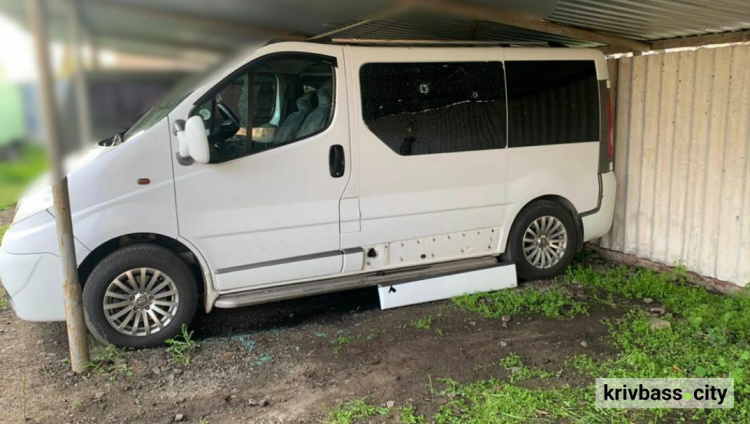 Поліція показала нові фото наслідків вчорашнього обстрілу Нікополя та Марганця