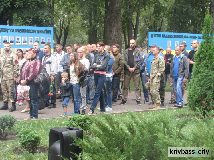 В Кривом Роге замкомбата стал на колени перед родственниками погибших под Иловайском (ФОТО)