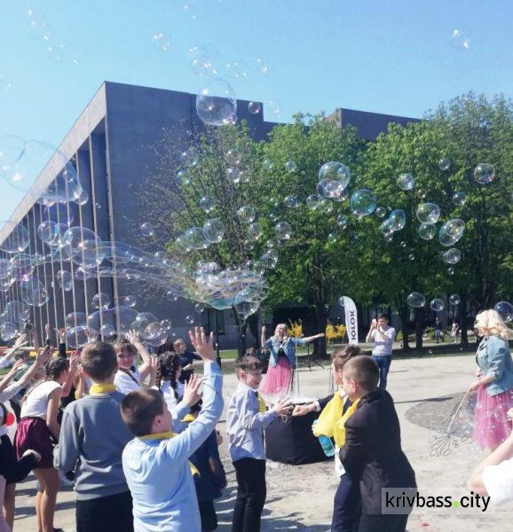 В центре Кривого Рога школьники устроили танцевальный экологический флешмоб (фото, видео)