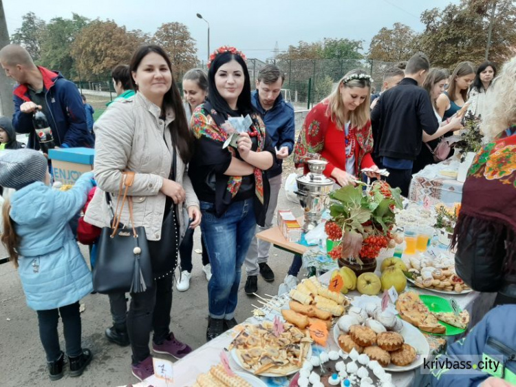 "От сердца к сердцу": в Криворожских школах начались традиционные осенние ярмарки (фото)