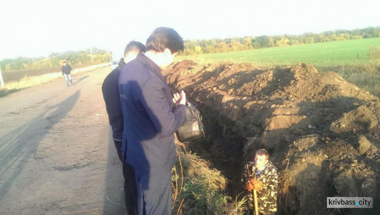 Под Кривым Рогом неизвестные начали резать на металл трубы орошения, вмешались местные жители и  полиция (ФОТО)