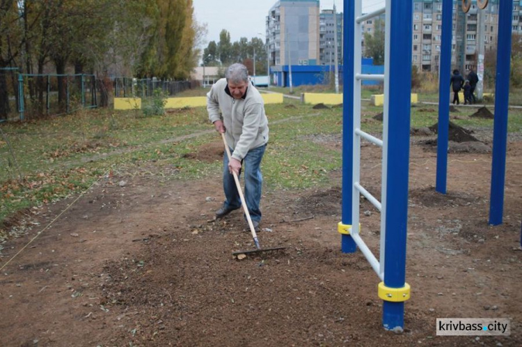 Жители микрорайонов Восточный-2,3 в Кривом Роге вышли на субботник (ФОТОРЕПОРТАЖ)