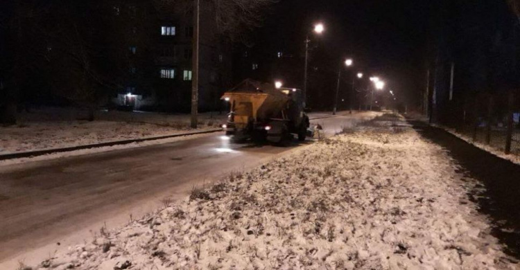 В Кривом Роге работы по расчистке снега велись всю ночь (ФОТО)