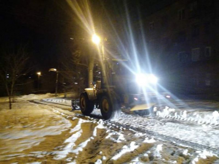 В Кривом Роге продолжается борьба на дорогах с последствиями стихии (ФОТО)