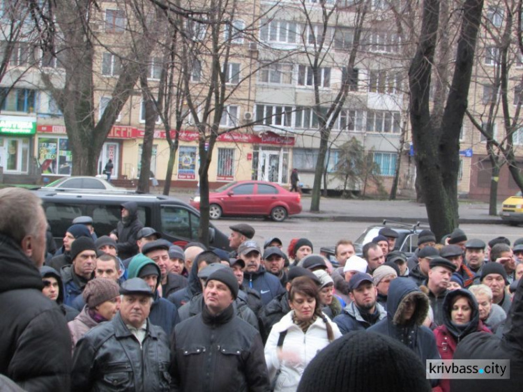 Крики, возмущения и переживания: в Кривом Роге митинговали сотрудники Кривбасспромводоснабжения