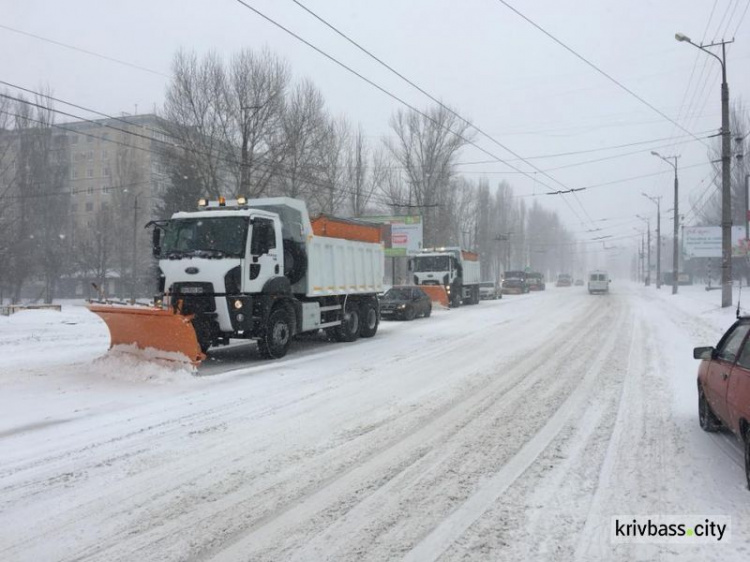 В Кривом Роге на борьбу с непогодой брошены 42 единицы спецтехники (ФОТО+ВИДЕО)