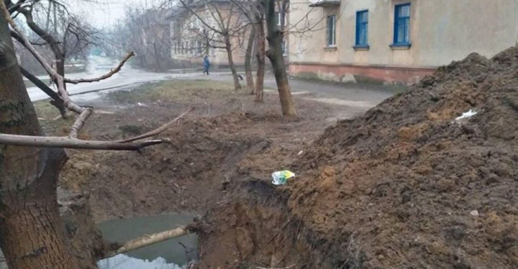 В Кривом Роге жители пятиэтажки жалуются на двухметровую яму с нечистотами