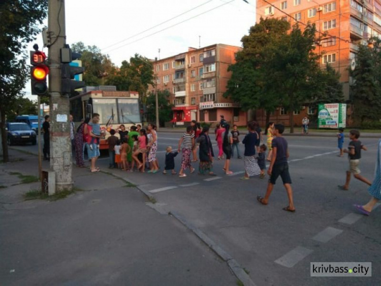 В Кривом Роге люди перекрыли одну из наиболее оживленных улиц с требованием дать им свет