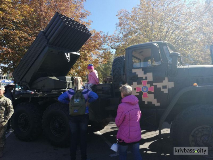 Танки, артиллерийские комплексы, минометы: в Кривом Роге проходит выставка военной техники (ФОТО)