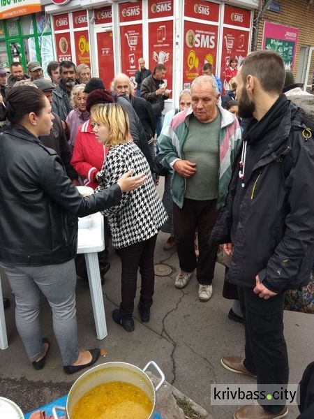 В центре Кривого Рога разбили палатки и бесплатно раздавали еду (ФОТО)