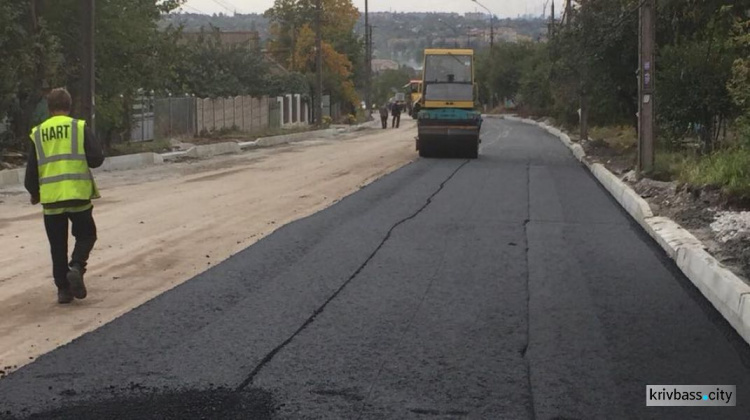 Криворожские коммунальщики показали толщину нового асфальта на улице Толстого (ФОТОФАКТ)