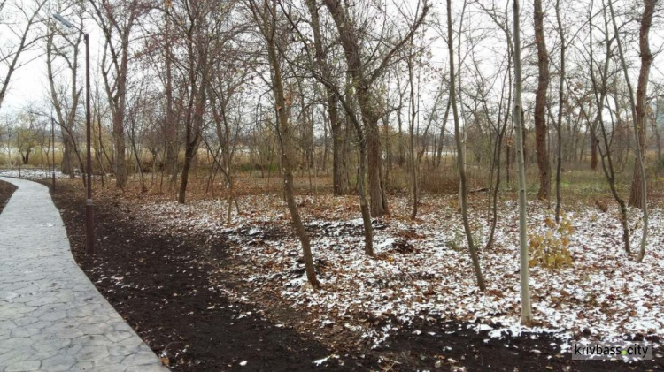 Каменные дорожки, фонари, лавочки: набережная в Покровском районе продолжает радовать криворожан (фоторепортаж)