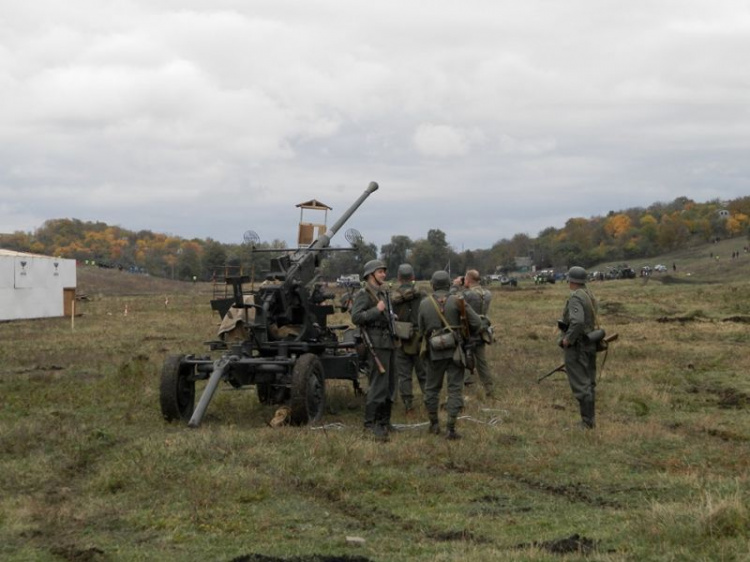 Историческая реконструкция военных событий, военная техника: на Днепропетровщине прошел фестиваль "Сила непокоренных"(фото)