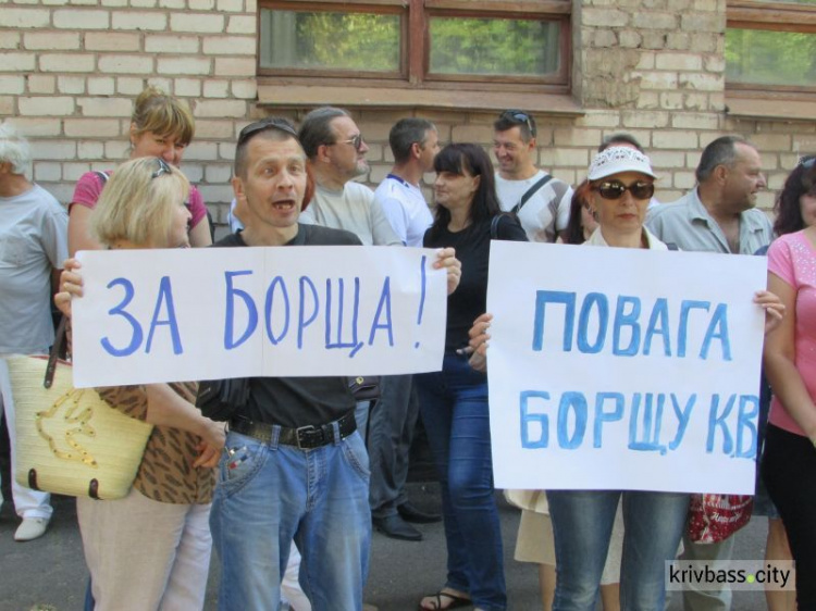 В Кривом Роге коллектив предприятия вышел под стены полиции, чтобы поддержать своего коллегу