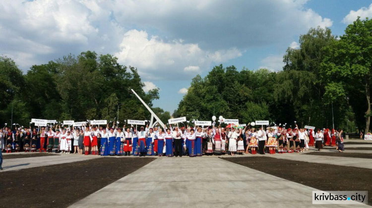 В Кривом Роге стартовал Всеукраинский фестиваль народного творчества «Червона Калина» (ФОТО+ОБНОВЛЕНО)