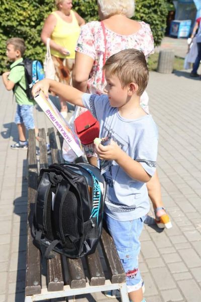 В парке Центрально-Городского района Кривого Рога будущим первоклассникам вручили портфели (ФОТО)