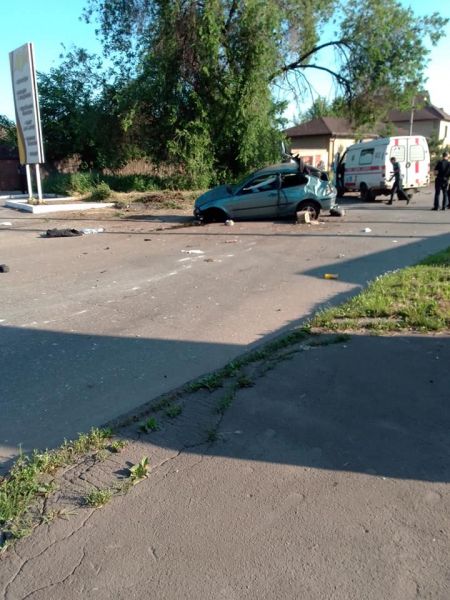 В Кривом Роге автомобиль врезался в бетонный колодец и несколько раз перевернулся, есть пострадавшие (фото)