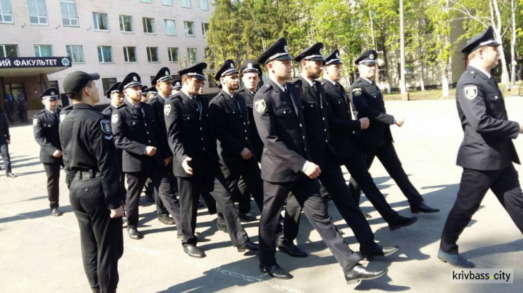 На службу в полицию Кривого Рога заступили 25 новых патрульных (ФОТОРЕПОРТАЖ)